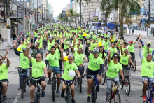 pessoas pedalando em passeio ciclístico #paratodosverem