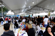 pessoas comendo na festa #paratodosverem